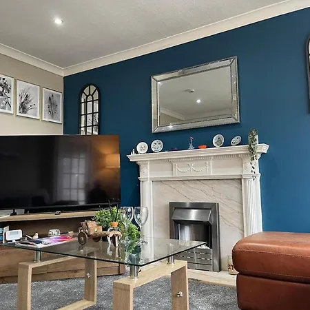 House Sleeps 6 With Garden And Parking * Leeds (West Yorkshire)