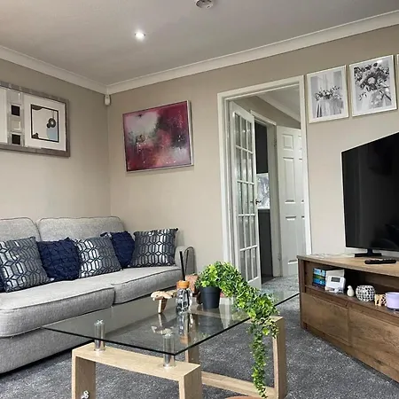 House Sleeps 6 With Garden And Parking