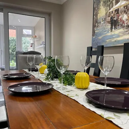 House Sleeps 6 With Garden And Parking Holiday home Leeds (West Yorkshire)