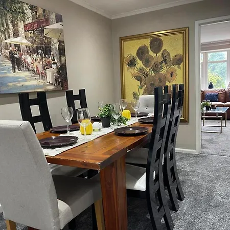 Holiday home House Sleeps 6 With Garden And Parking *