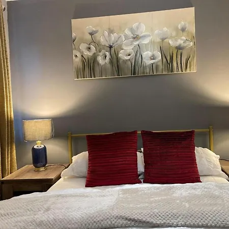 House Sleeps 6 With Garden And Parking