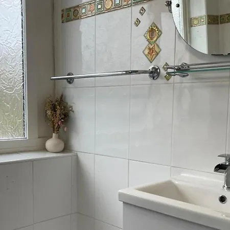 House Sleeps 6 With Garden And Parking * Leeds (West Yorkshire)