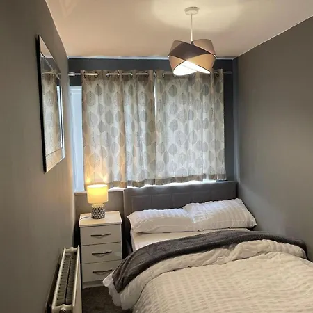 Holiday home House Sleeps 6 With Garden And Parking Leeds (West Yorkshire)