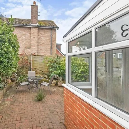 House Sleeps 6 With Garden And Parking